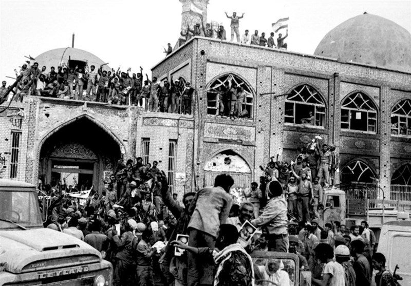 شادی نیروهای ایرانی در مسجد جامع خرمشهر پس از آزادسازی شهر